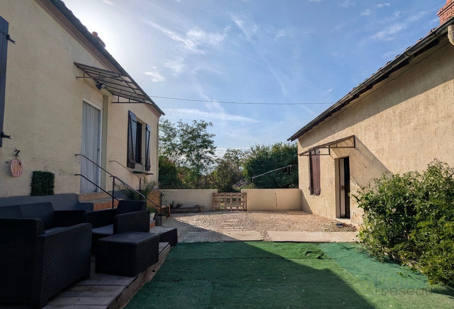 Maison et dépendances — photo 1