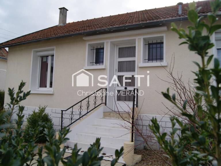 Pavillon 3 chambres  avec un beau potentiel en centre-ville de Dangé-Saint-Romain — photo 1