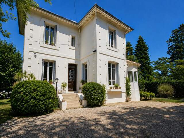 Un petit manoir au charme fou, entouré de verdure — photo du bien