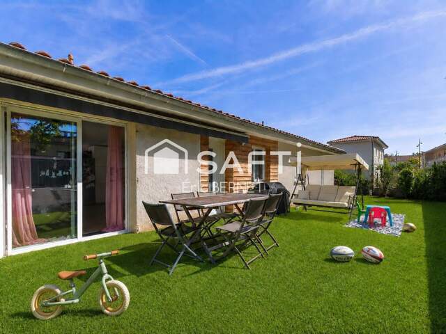 Maison de plain pied au plein centre du village — photo du bien