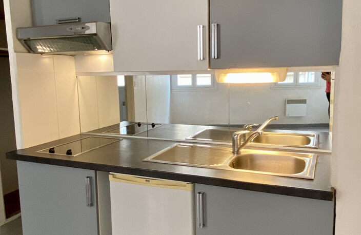 APPARTEMENT T2 VIDE CENTRE VILLE - Rue de la couronne — photo 3