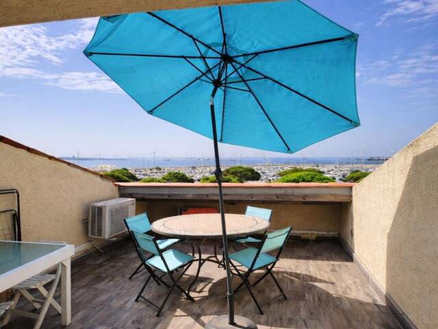Duplex T2/3 climatisé – Vue mer & port – Terrasse 19 m² – Vendu meublé — photo du bien