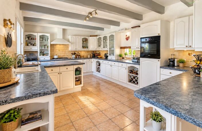 Grande maison familiale de 185 m² avec piscine, dépendances et e — photo 3