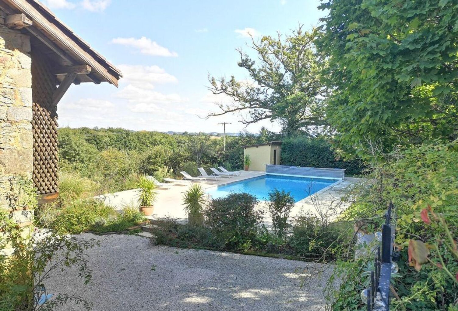 A vendre, secteur d'Aignan, Gers: Une très belle occasion pour acheter un hameau avec 5 logements (maisons et gîtes), dépendances, piscine au sel. 4 hectares de terrain avec des vignes. Très au calme — photo 1