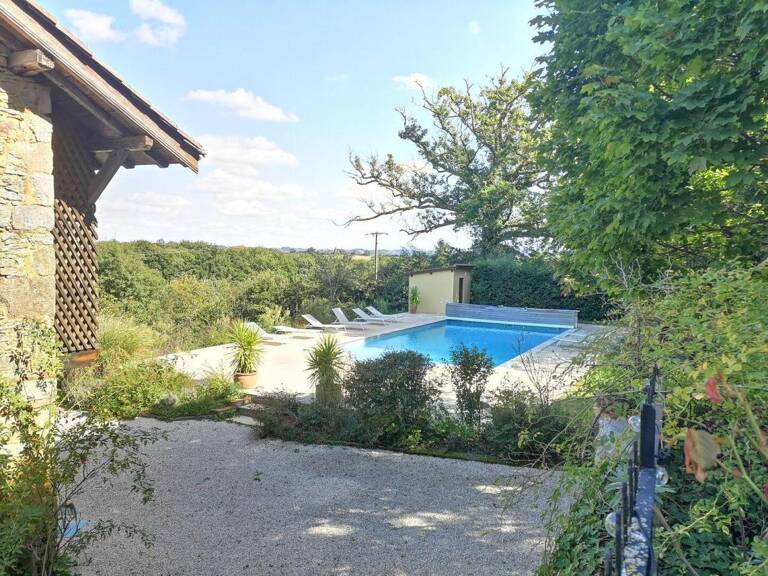 A vendre, secteur d'Aignan, Gers: Une très belle occasion pour acheter un hameau avec 5 logements (maisons et gîtes), dépendances, piscine au sel. 4 hectares de terrain avec des vignes. Très au calme — photo 1