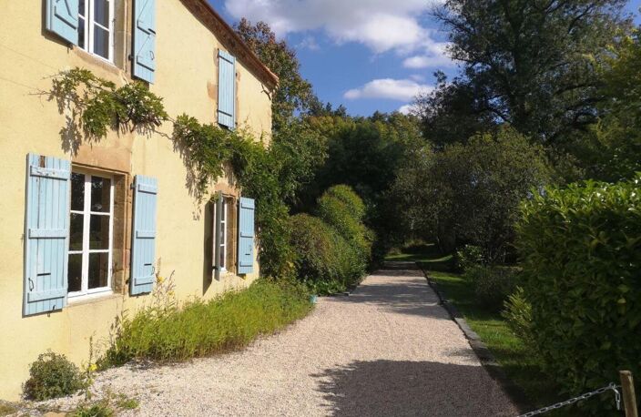 A vendre, secteur d'Aignan, Gers: Une très belle occasion pour acheter un hameau avec 5 logements (maisons et gîtes), dépendances, piscine au sel. 4 hectares de terrain avec des vignes. Très au calme — photo 2