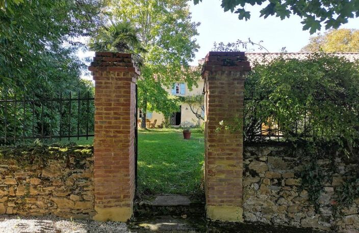 A vendre, secteur d'Aignan, Gers: Une très belle occasion pour acheter un hameau avec 5 logements (maisons et gîtes), dépendances, piscine au sel. 4 hectares de terrain avec des vignes. Très au calme — photo 3