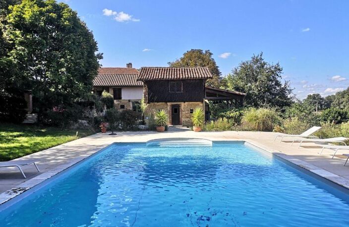 A vendre, secteur d'Aignan, Gers: Une très belle occasion pour acheter un hameau avec 5 logements (maisons et gîtes), dépendances, piscine au sel. 4 hectares de terrain avec des vignes. Très au calme — photo 4