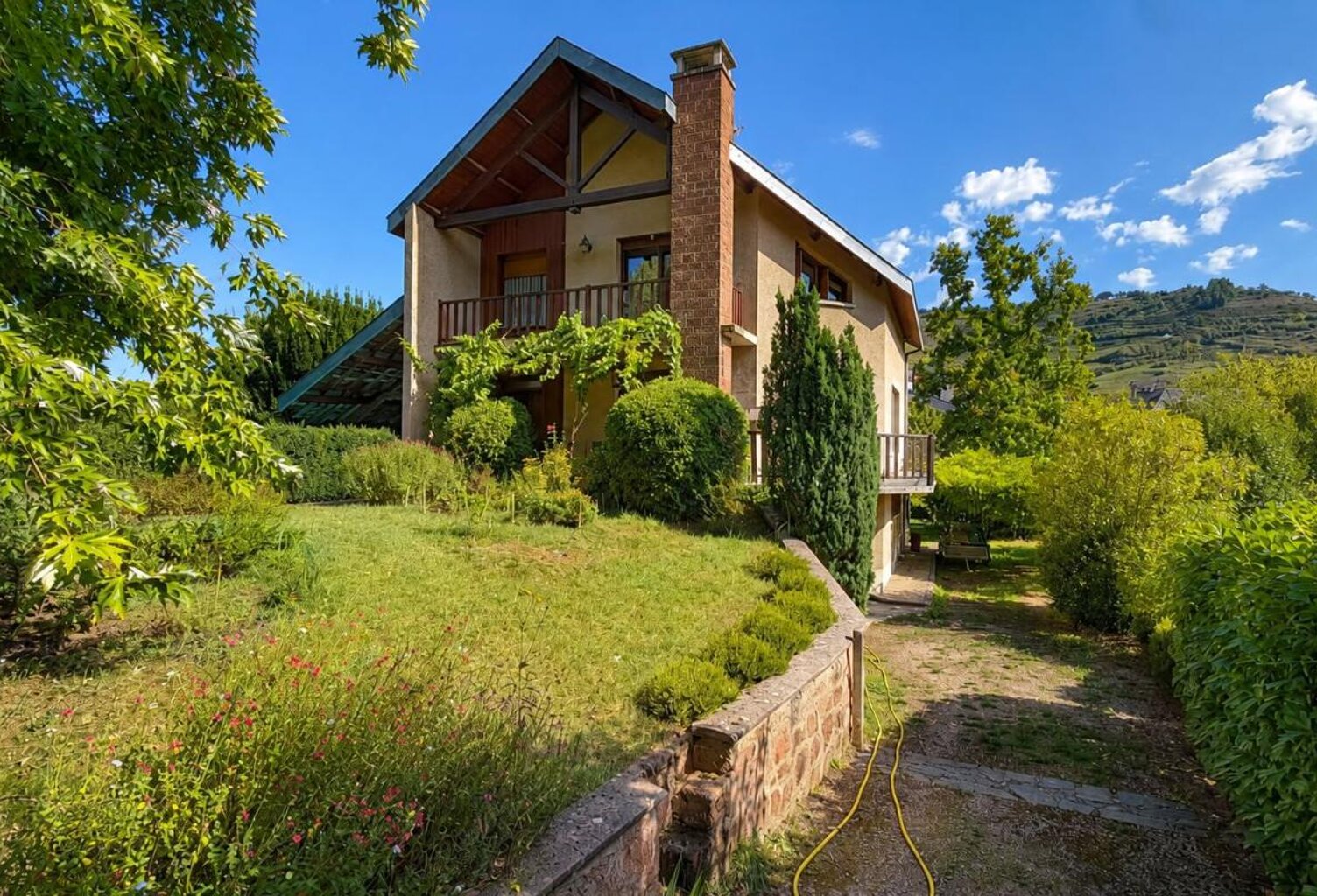 Maison d’architecte avec piscine et grand terrain au centre de Marcillac-Vallon — photo 1