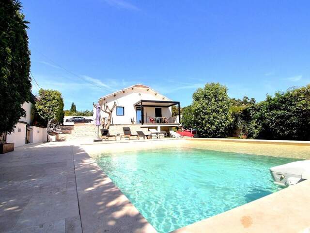 Superbe villa avec piscine et terrain — photo du bien