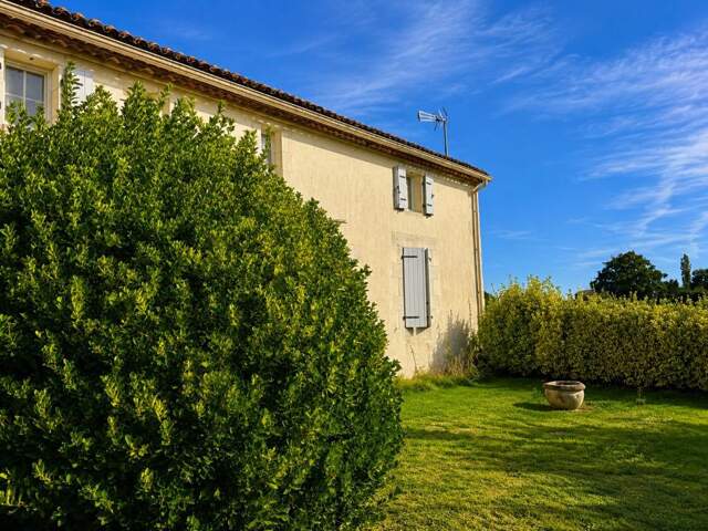 UN BEAU POTENTIEL AUX PORTES DE SAINTES – MAISON FAMILIALE ET 240 M² DE DÉPENDANCES — photo du bien