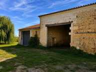 UN BEAU POTENTIEL AUX PORTES DE SAINTES – MAISON FAMILIALE ET 240 M² DE DÉPENDANCES — photo 3