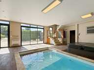 PROPRIETE HAUT DE GAMME – PLUS DE 320 M² – PISCINE INTERIEURE — photo 2