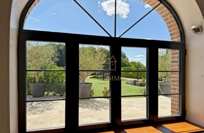 PROPRIETE HAUT DE GAMME – PLUS DE 320 M² – PISCINE INTERIEURE — photo 2