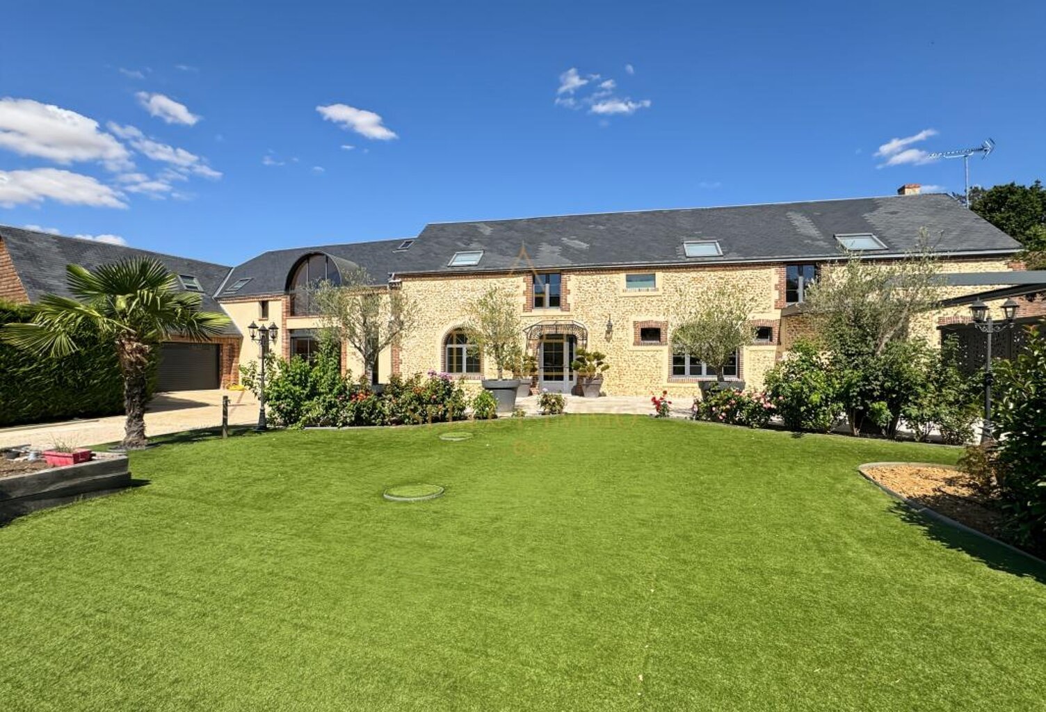 PROPRIETE HAUT DE GAMME – PLUS DE 320 M² – PISCINE INTERIEURE — photo 1