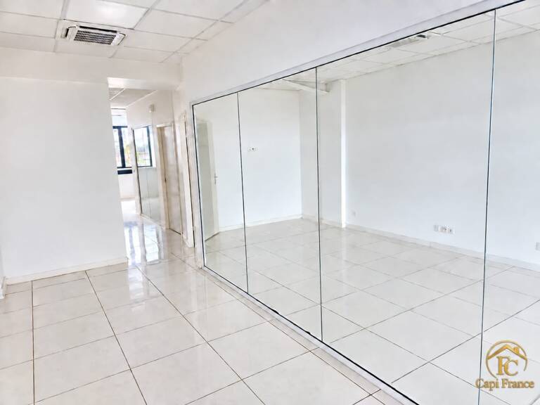 À LOUER – BUREAUX DE STANDING – 128 m²- BAIE MAHAULT (971) — photo 1