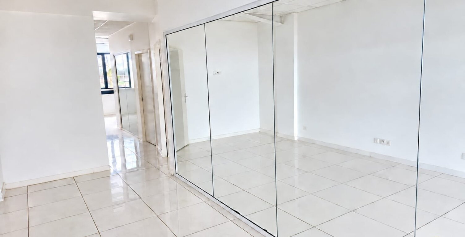 À LOUER – BUREAUX DE STANDING – 128 m²- BAIE MAHAULT (971) — photo 1