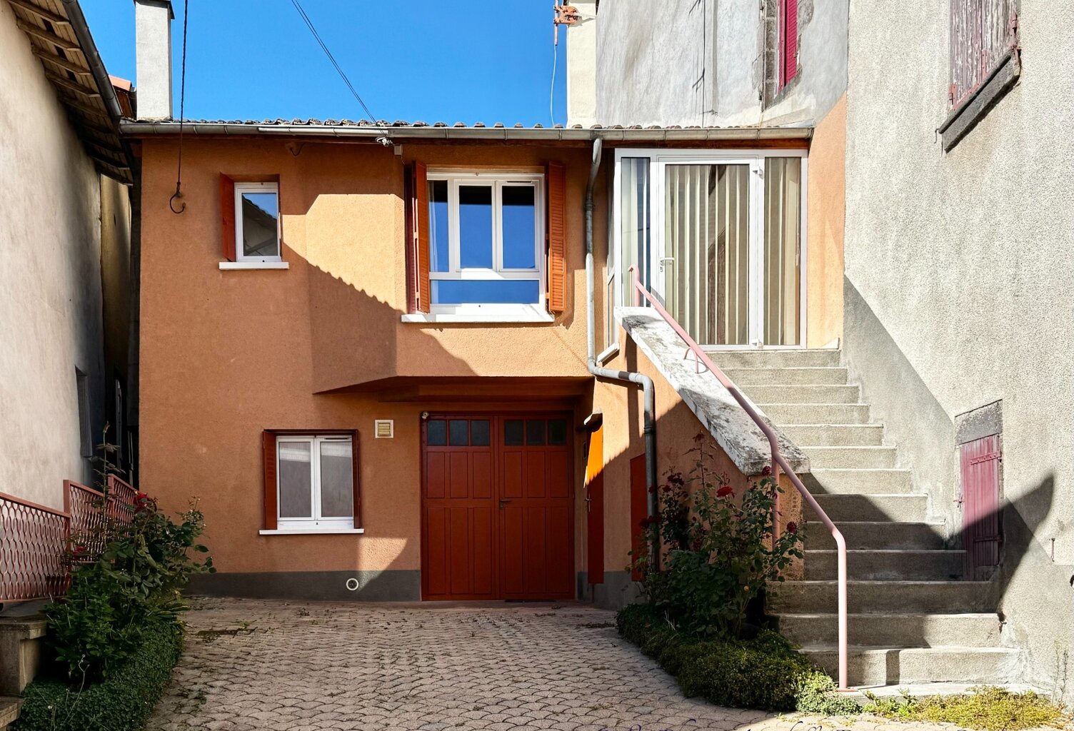 BLANZAT VILLAGE – MAISON DE VILLE EN PIERRE – 2 CHAMBRES – COUR – GARAGE – CAVE – DOUBLE VITRAGE — photo 1