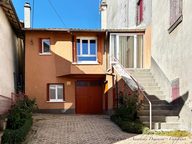 BLANZAT VILLAGE – MAISON DE VILLE EN PIERRE – 2 CHAMBRES – COUR – GARAGE – CAVE – DOUBLE VITRAGE — photo du bien
