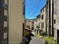 BLANZAT VILLAGE – MAISON DE VILLE EN PIERRE – 2 CHAMBRES – COUR – GARAGE – CAVE – DOUBLE VITRAGE — photo 2