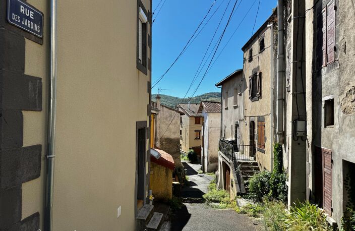BLANZAT VILLAGE – MAISON DE VILLE EN PIERRE – 2 CHAMBRES – COUR – GARAGE – CAVE – DOUBLE VITRAGE — photo 2