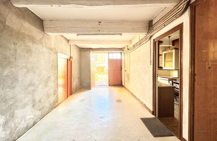 BLANZAT VILLAGE – MAISON DE VILLE EN PIERRE – 2 CHAMBRES – COUR – GARAGE – CAVE – DOUBLE VITRAGE — photo 3