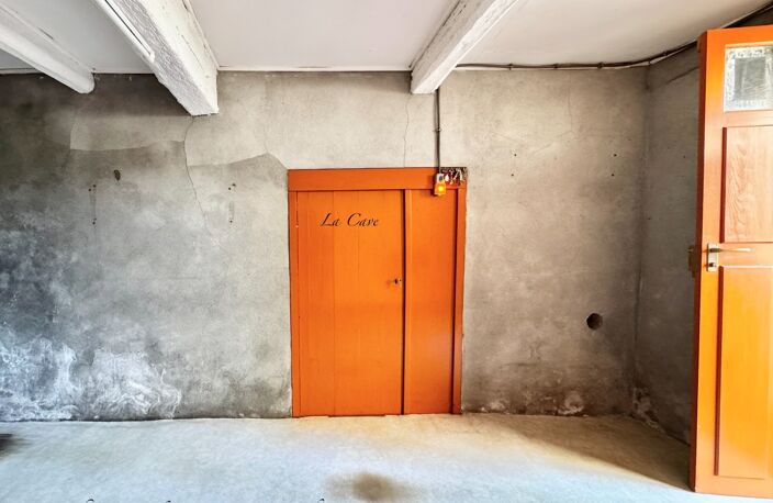 BLANZAT VILLAGE – MAISON DE VILLE EN PIERRE – 2 CHAMBRES – COUR – GARAGE – CAVE – DOUBLE VITRAGE — photo 4