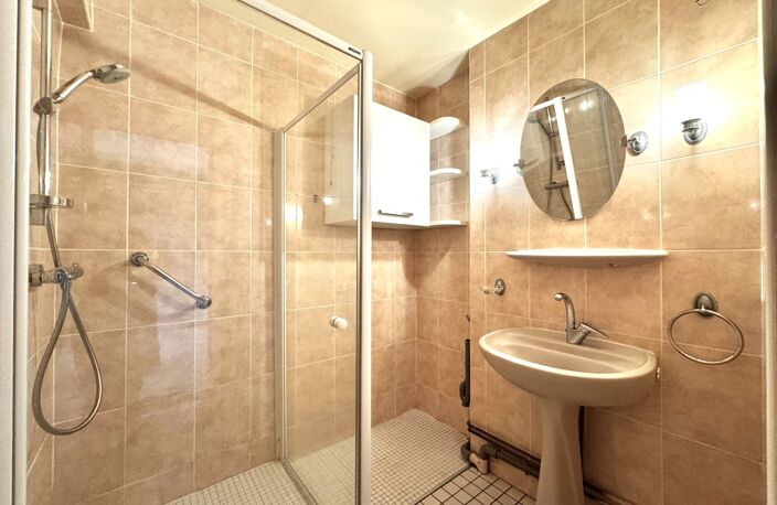 BLANZAT VILLAGE – MAISON DE VILLE EN PIERRE – 2 CHAMBRES – COUR – GARAGE – CAVE – DOUBLE VITRAGE — photo 5