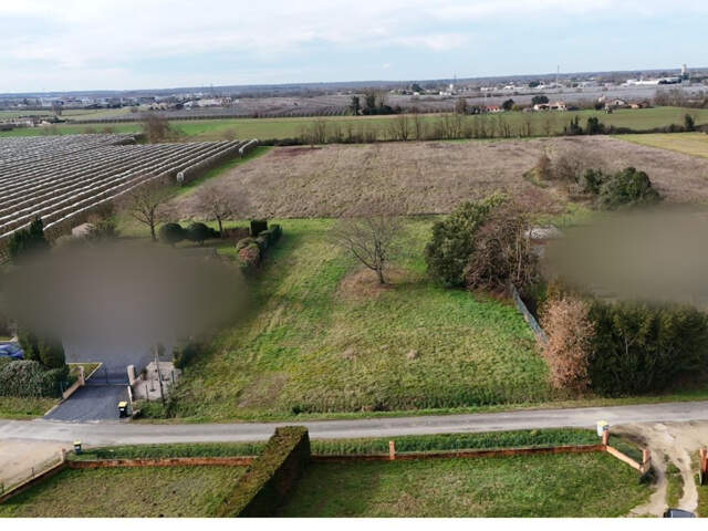 Un terrain à bâtir de 1 994 m², au calme d'un hameau, à deux pas de tout — photo du bien