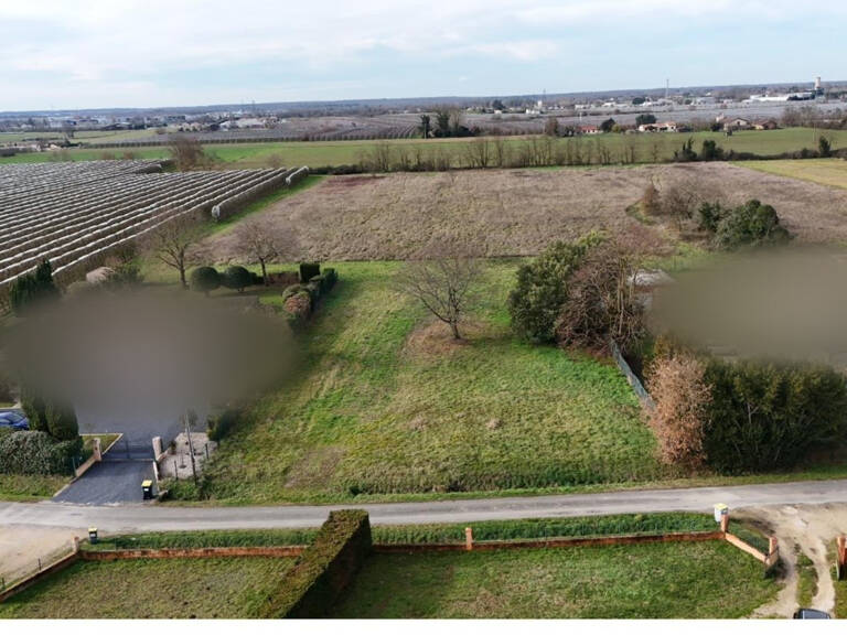 Un terrain à bâtir de 1 994 m², au calme d'un hameau, à deux pas de tout — photo 1