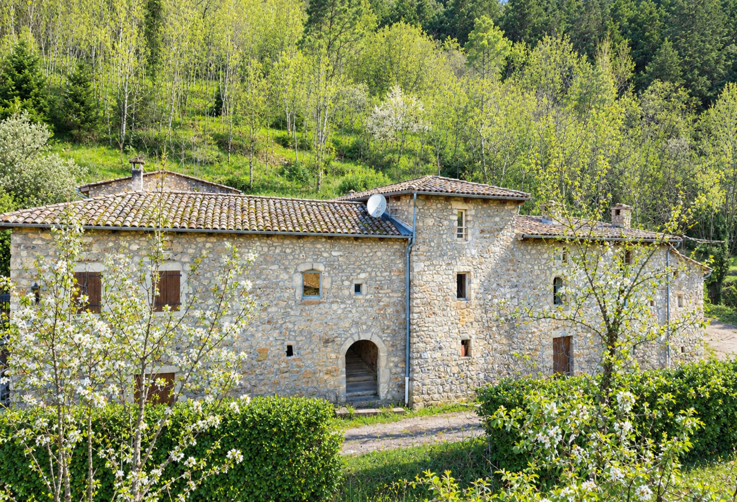 ARDECHE - Vallée de L'Eyrieux - Ensemble de 6 Gites rénovés à exploiter Immédiatement- 4000m² de terrain — photo 1