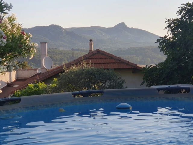 Dpt Bouches du Rhône (13), à vendre LA PENNE SUR HUVEAUNE VILLA P4 de 90 m² vue panoramique avec piscine,  studio en dépendance sur Terrain de 650 m² — photo du bien