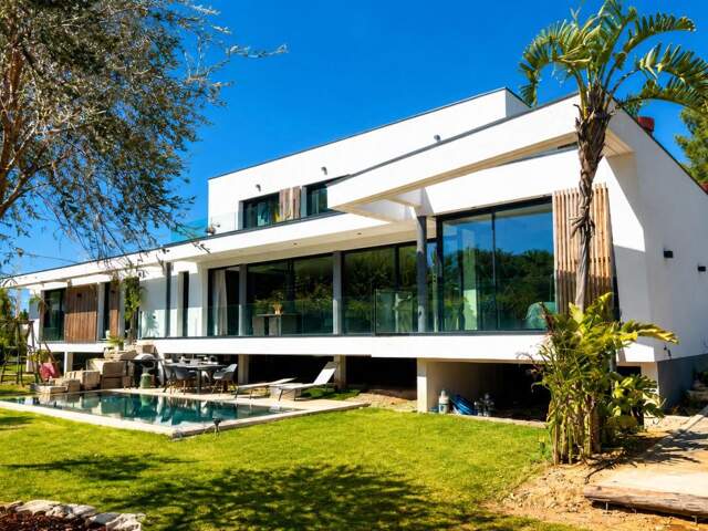 A VENDRE SIX-FOURS-LES-PLAGES 83140 PROCHE DU BRUSC VILLA COTEMPORAINE DE PRESTIGE AVEC PISCINE CHAUFFEE — photo du bien