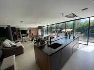 A VENDRE SIX-FOURS-LES-PLAGES 83140 PROCHE DU BRUSC VILLA COTEMPORAINE DE PRESTIGE AVEC PISCINE CHAUFFEE — photo 2