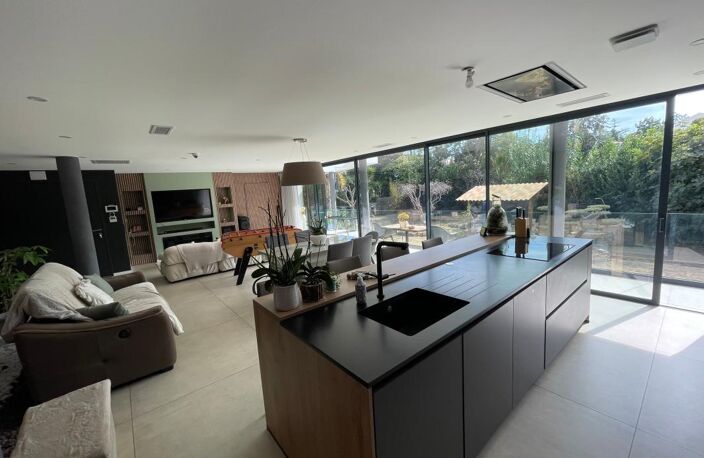 A VENDRE SIX-FOURS-LES-PLAGES 83140 PROCHE DU BRUSC VILLA COTEMPORAINE DE PRESTIGE AVEC PISCINE CHAUFFEE — photo 2