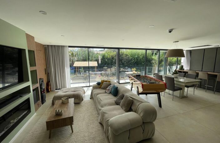 A VENDRE SIX-FOURS-LES-PLAGES 83140 PROCHE DU BRUSC VILLA COTEMPORAINE DE PRESTIGE AVEC PISCINE CHAUFFEE — photo 4