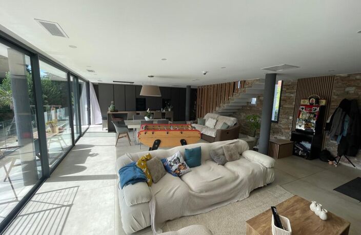 A VENDRE SIX-FOURS-LES-PLAGES 83140 PROCHE DU BRUSC VILLA COTEMPORAINE DE PRESTIGE AVEC PISCINE CHAUFFEE — photo 5