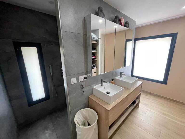 A VENDRE SIX-FOURS-LES-PLAGES 83140 PROCHE DU BRUSC VILLA COTEMPORAINE DE PRESTIGE AVEC PISCINE CHAUFFEE — photo 1