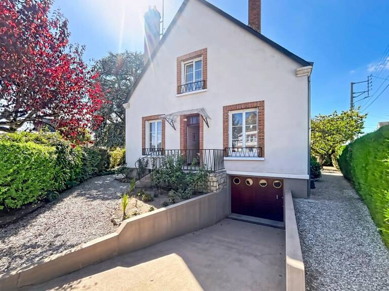 Sully-sur-Loire : maison de caractère idéalement située, 4 chambres, bureau, chambre et salle d’eau de plain-pied, sous-sol total, grenier, garage, cave et atelier, des écoles et des commerces. Belle opportunité à découvrir ! — photo 1