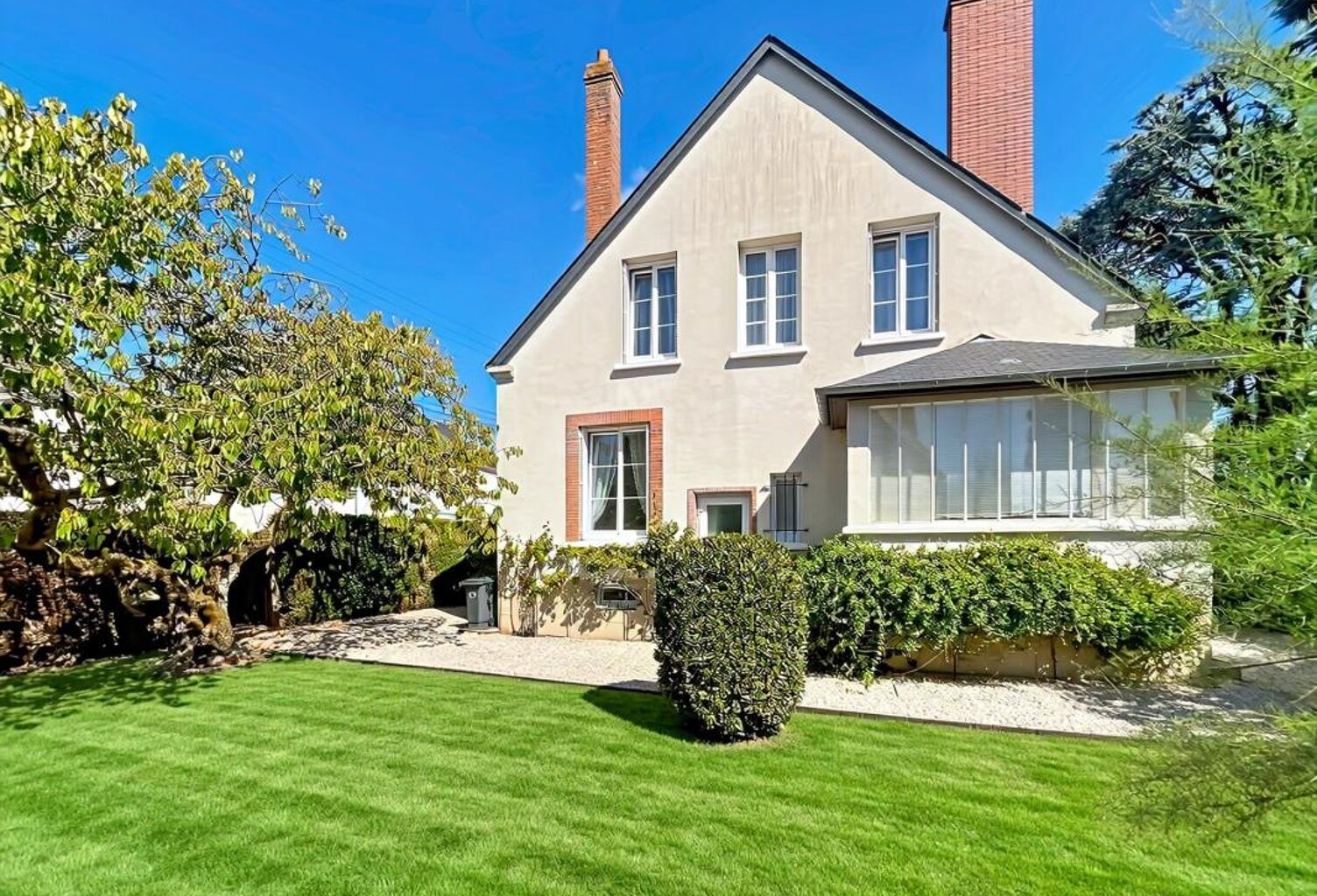 Sully-sur-Loire : maison de caractère idéalement située, 4 chambres, bureau chambre et salle d’eau de plain-pied, sous-sol total, grenier, garage, cave et atelier, des écoles et des commerces. Belle opportunité à découvrir ! — photo 1