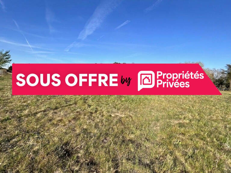 Terrain  constructible  pour  bureaux commerciaux et locaux industriels  à Pugnac  d'une superficie de  3892 m2 — photo 1
