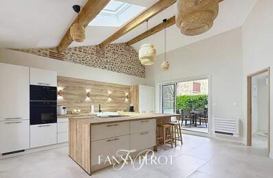 Maison de village remarquablement rénovée avec terrasse et grand garage — photo du bien