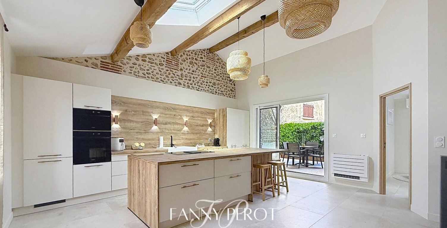 Maison de village remarquablement rénovée avec terrasse et grand garage — photo 1