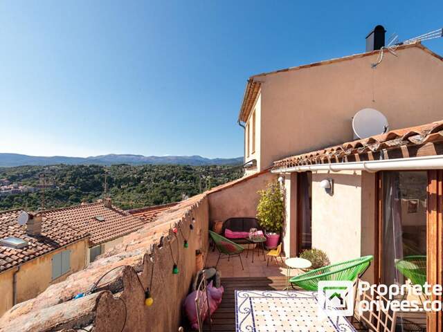 Maison de village avec terrasse et vue dégagée — photo du bien