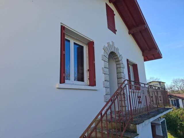 Charmante maison familiale avec vue sur les montagnes — photo du bien