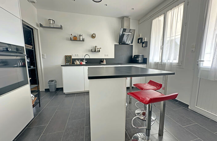 Maison meublée avec jardin, terrasse couverte et dépendance — photo 4