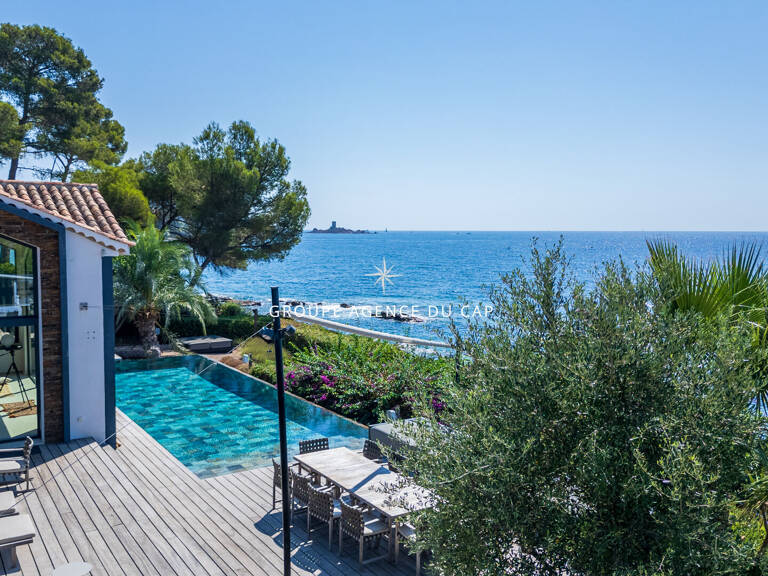 Propriété d'exception pieds dans l'eau à Boulouris, Saint Raphaël — photo 1