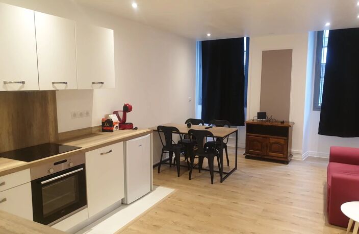 À VENDRE – IMMEUBLE DE CARACTÈRE EN PLEIN CŒUR DE TARBES — photo 2