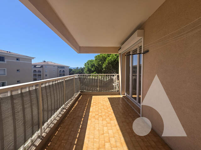 APPARTEMENT 3PIECES, 66m² env., PARKING ET CAVE - FREJUS — photo du bien