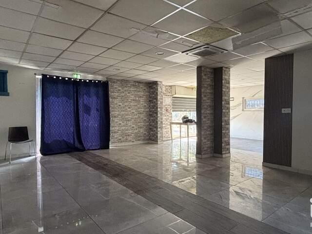 Location Surface diverse 75 m&sup2; — photo du bien
